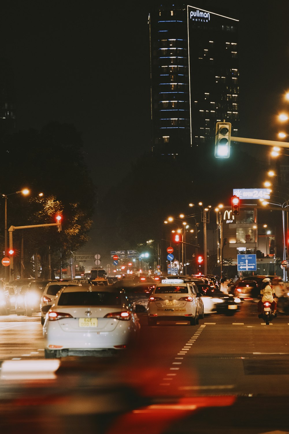 a city street filled with lots of traffic at night