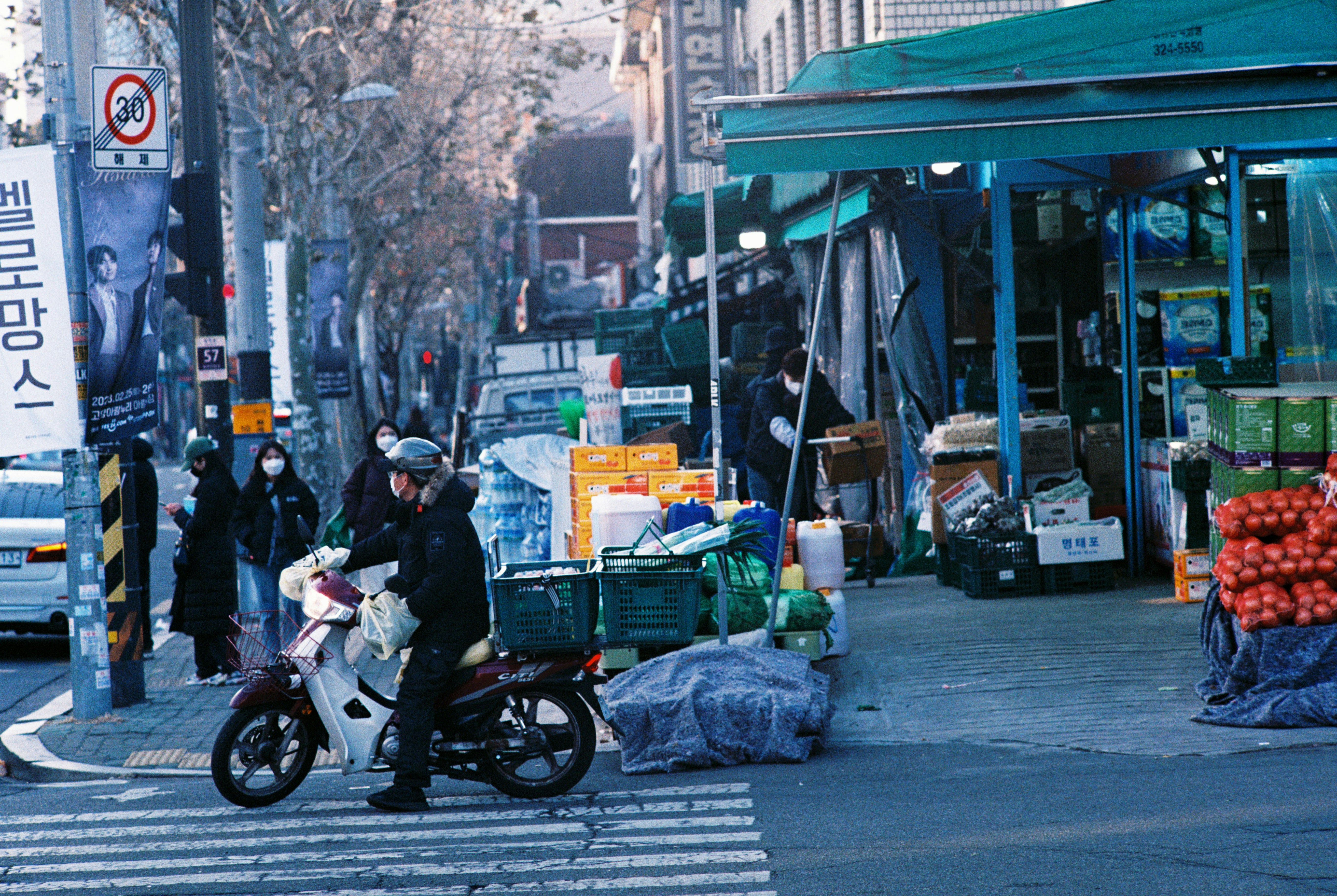 Una persona en una motocicleta en una calle de la ciudad