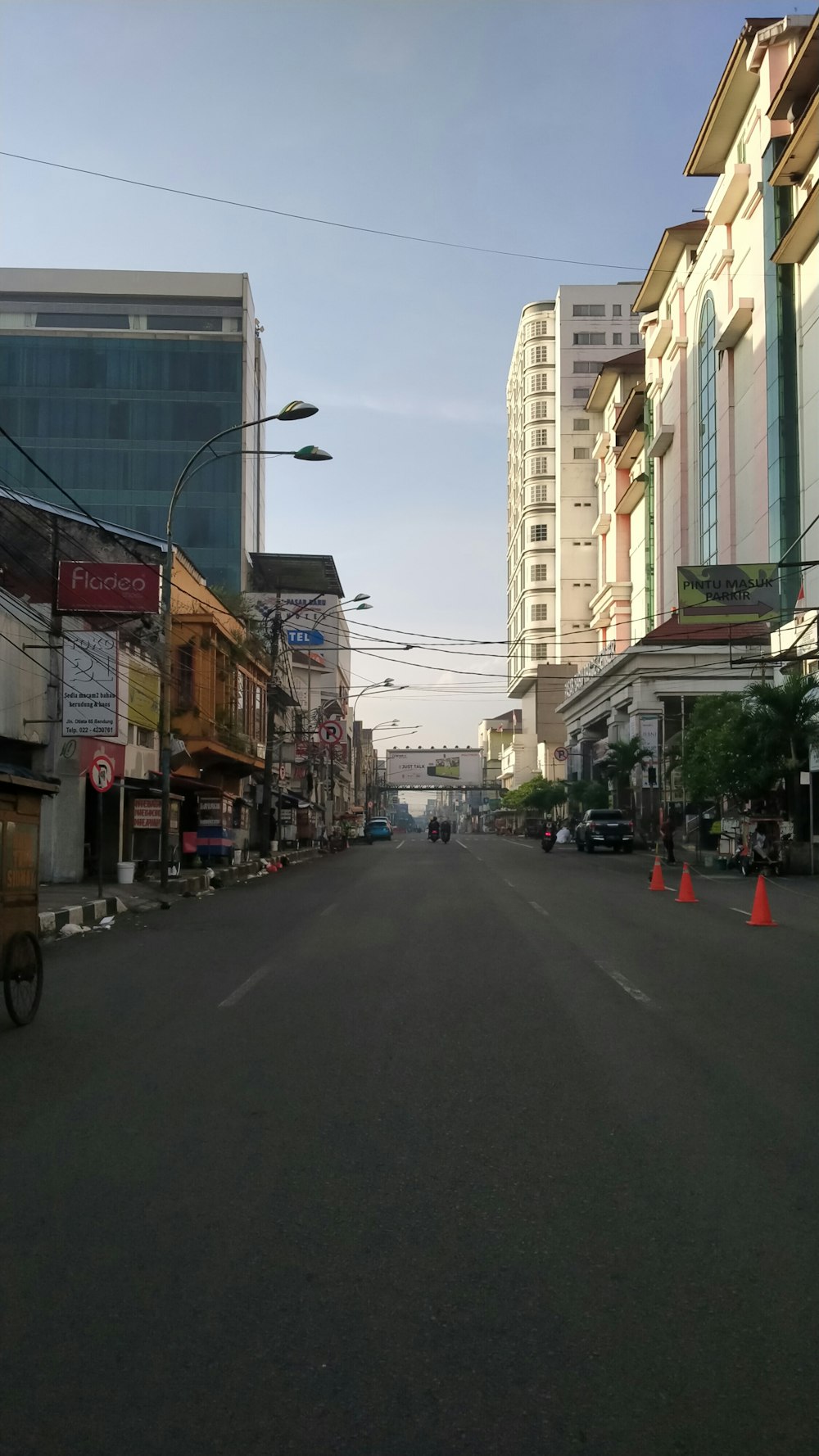 Eine leere Straße in einer Stadt mit hohen Gebäuden