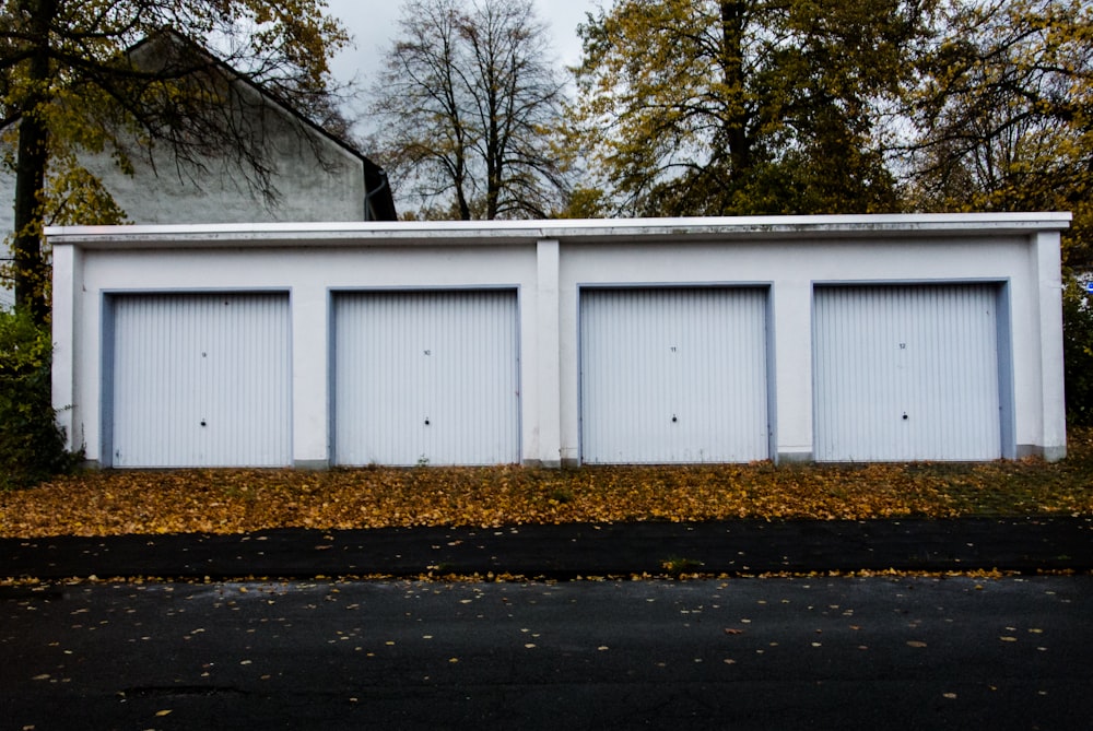 a row of garages sitting next to each other