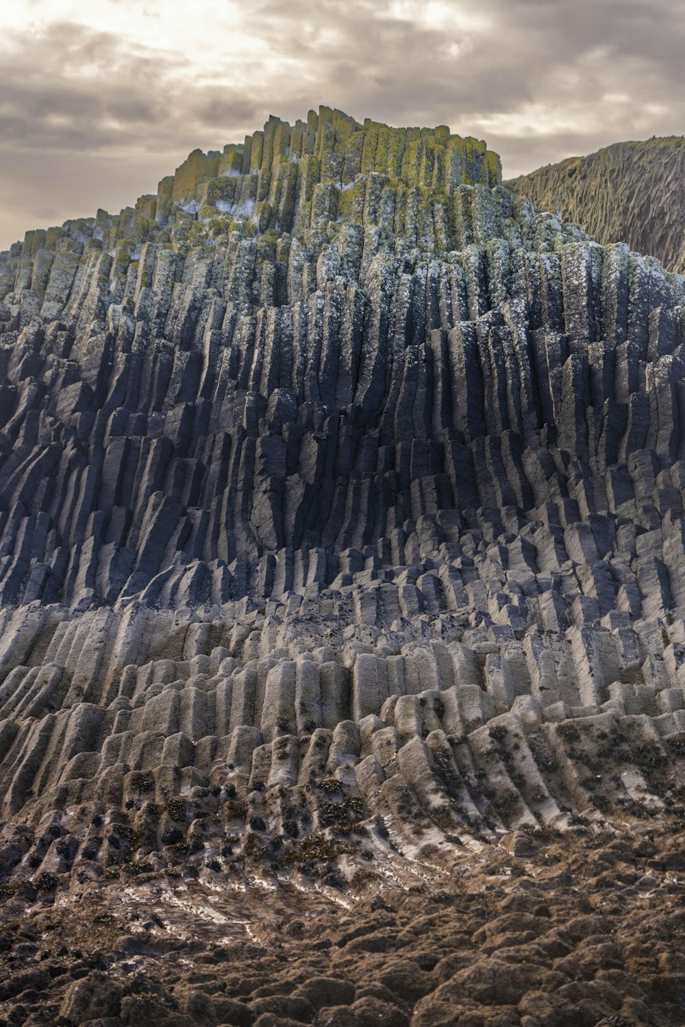 una formazione rocciosa molto grande con una montagna sullo sfondo
