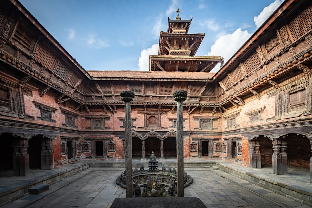 a courtyard with a fountain in the middle of it