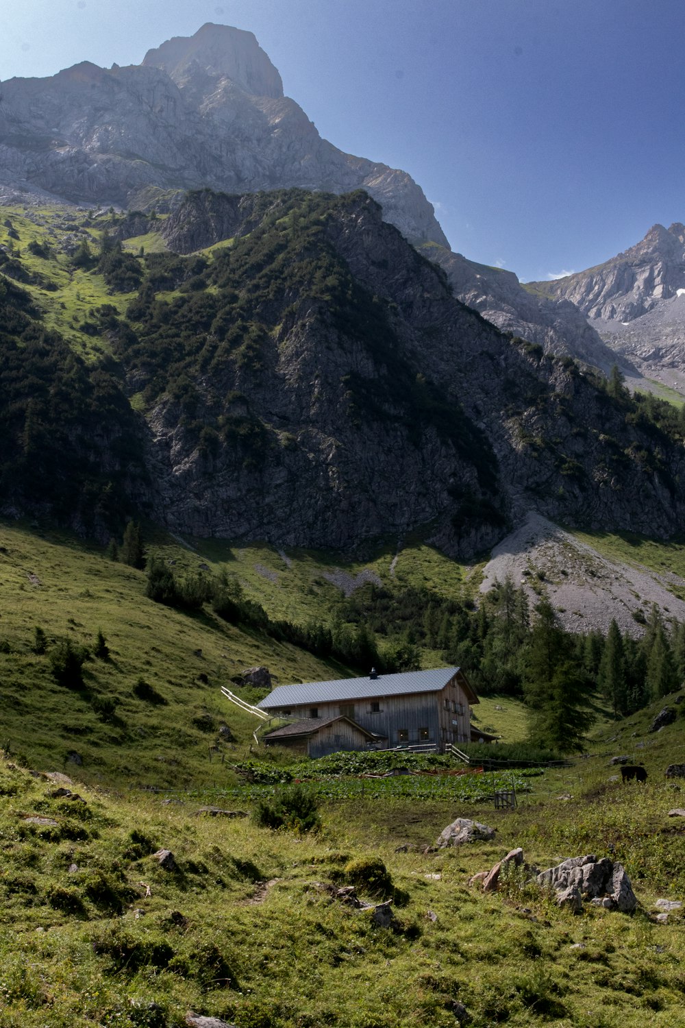 Una casa en medio de una cordillera