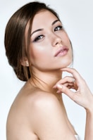 Elegant model with smooth, flowing hair reflecting light, showcasing nutrição results.