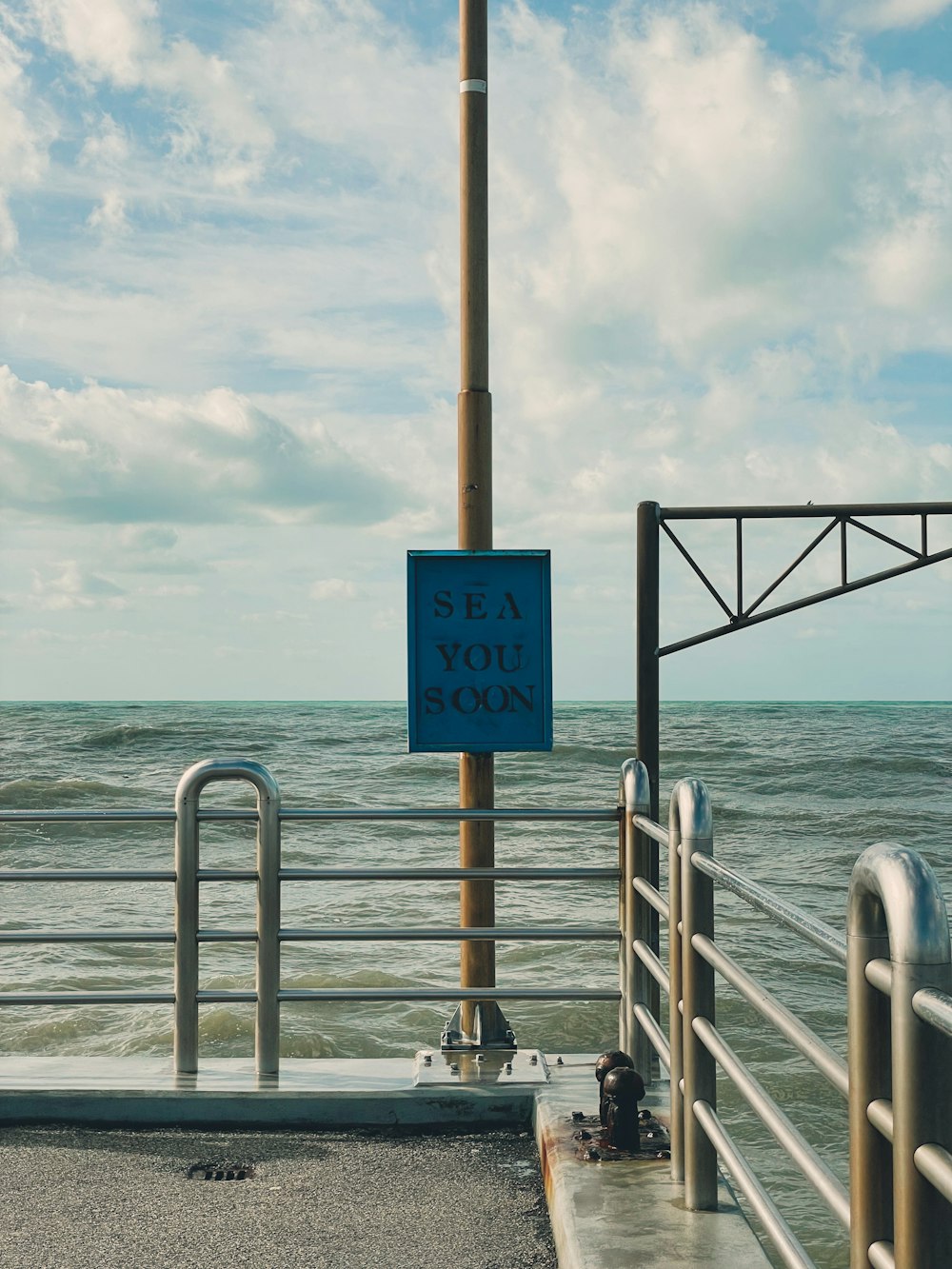 Un letrero que dice mar que miras en el costado de un barco