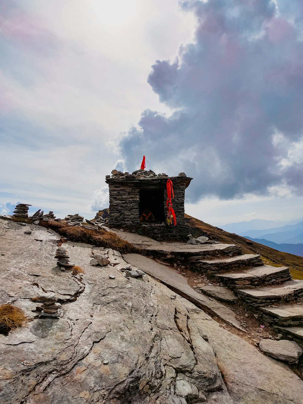 una struttura in pietra sulla cima di una montagna