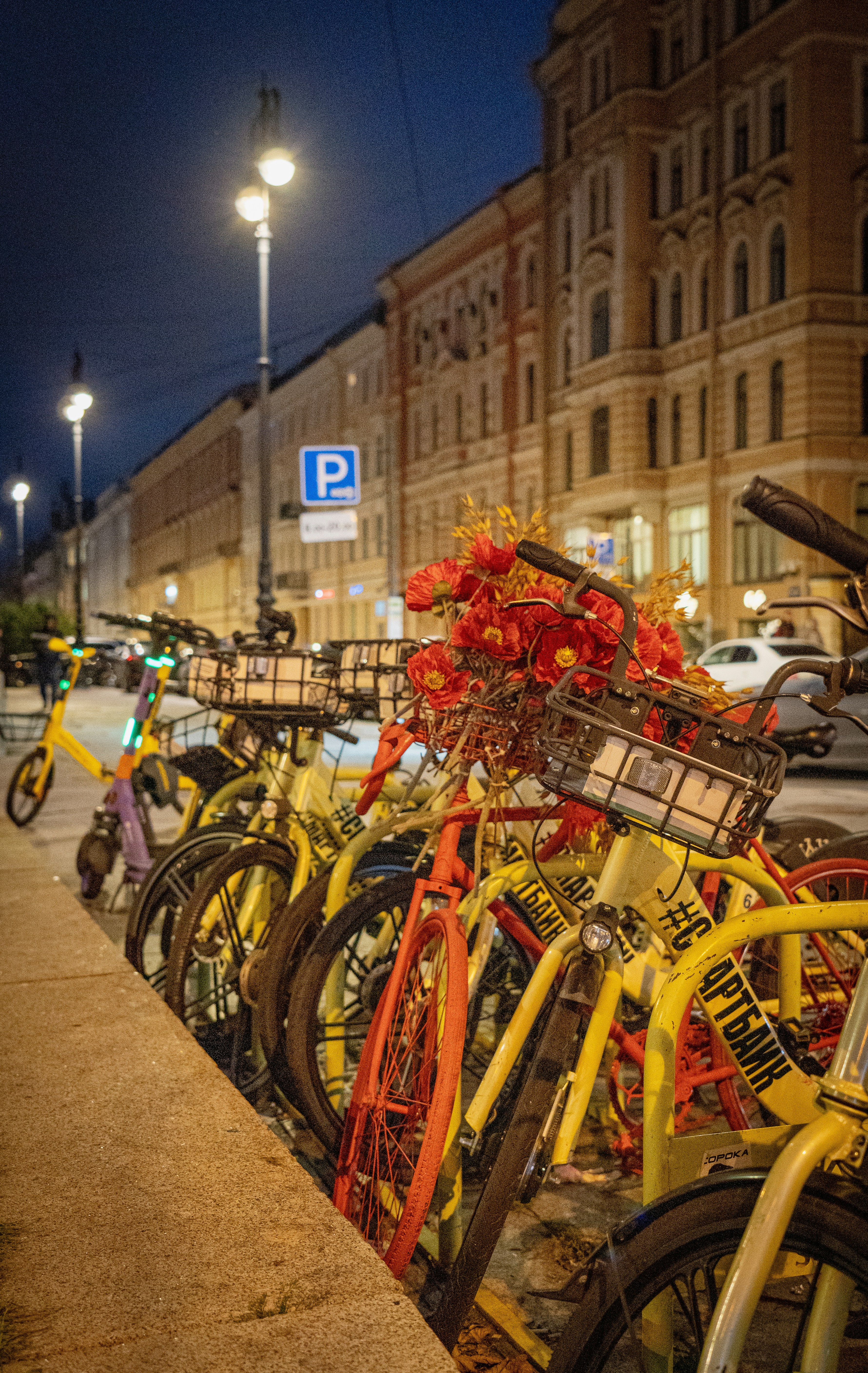 a row of bicycles parked next to each other