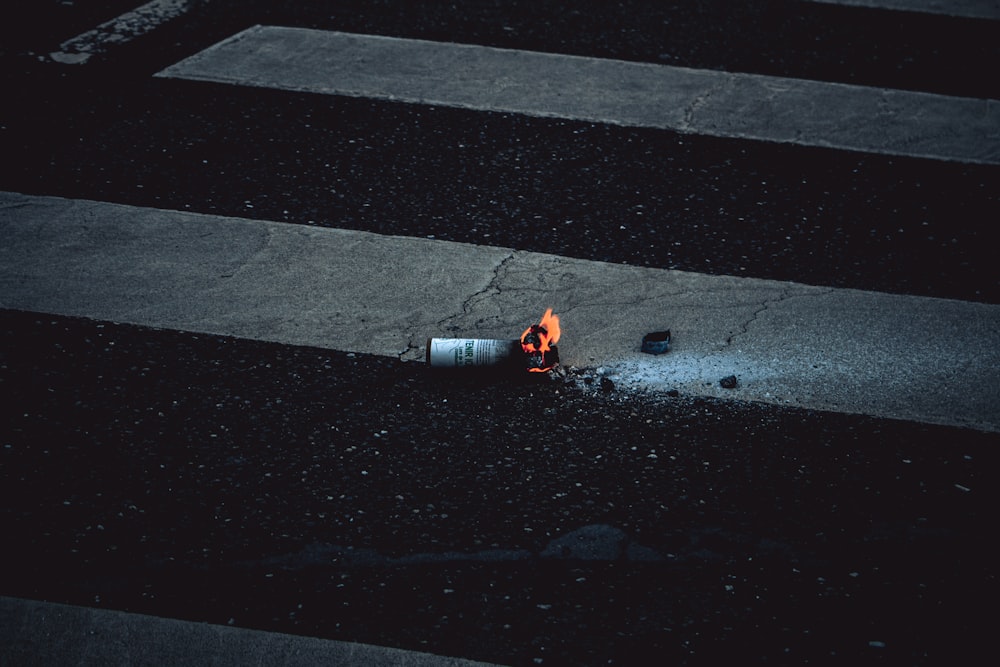 un fuoco sta bruciando in mezzo alla strada