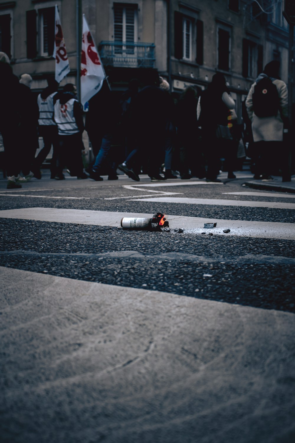 Eine Gruppe von Menschen, die eine Straße neben einem Gebäude entlang gehen