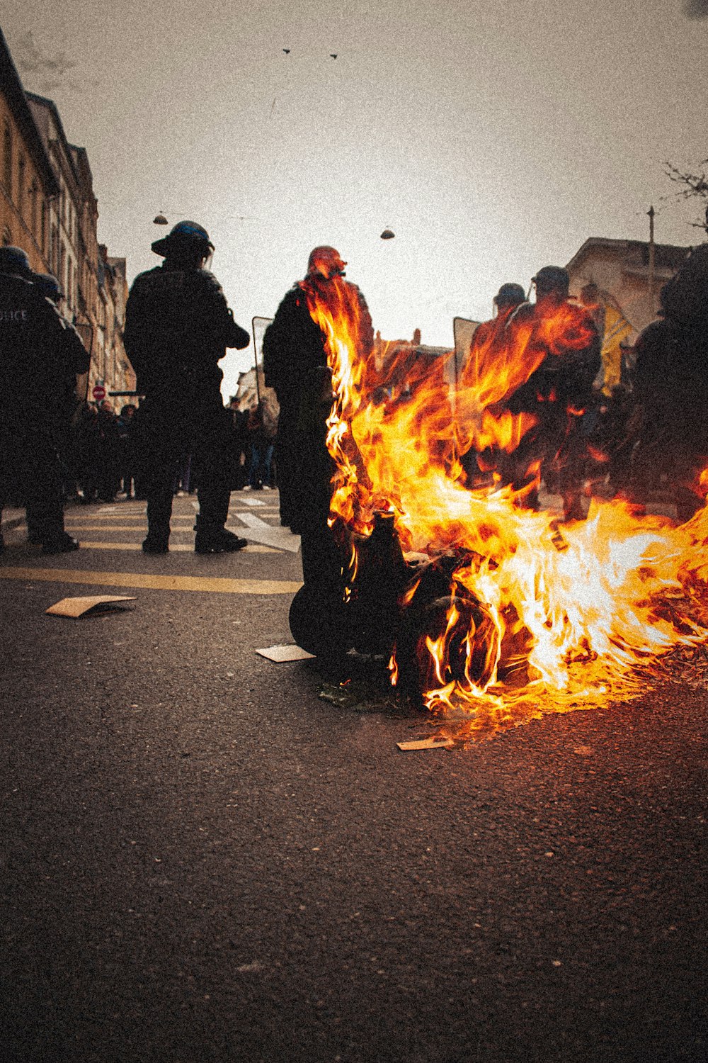 eine Gruppe von Menschen, die um ein Feuer herum stehen