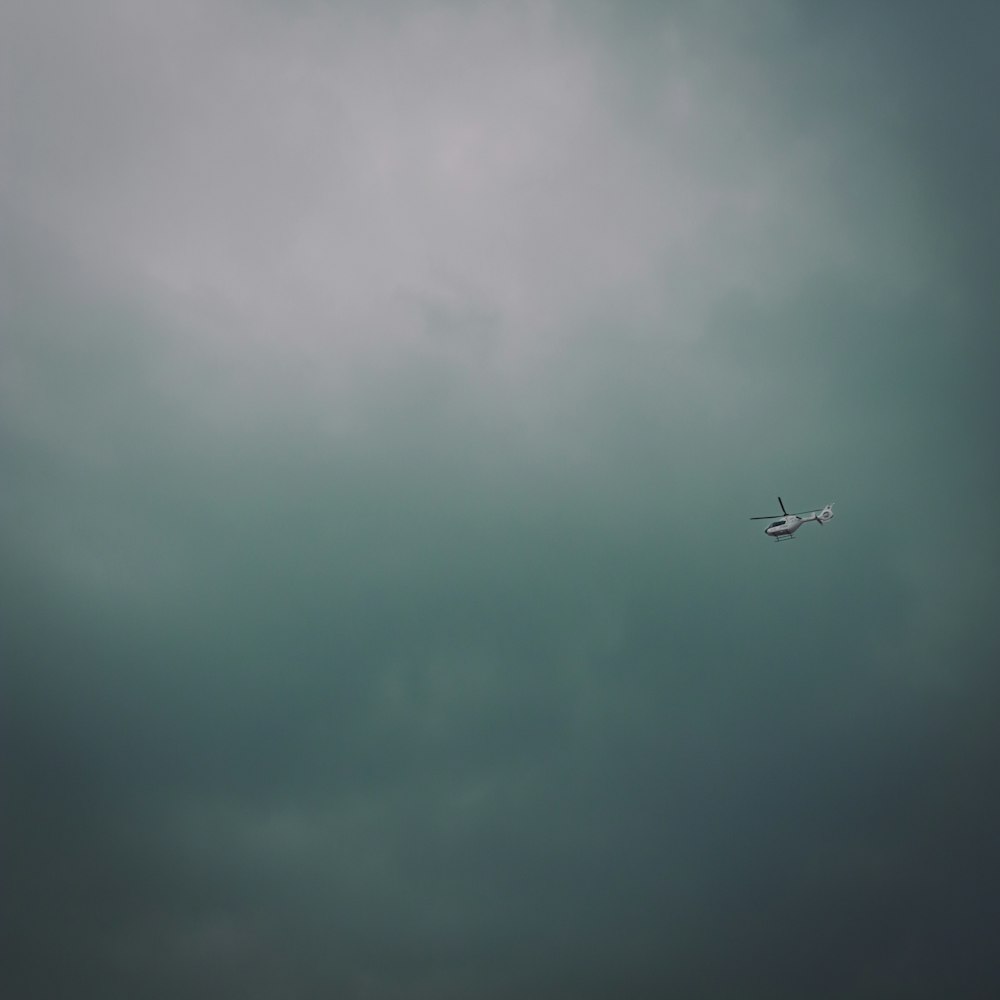 Ein Flugzeug fliegt an einem bewölkten Himmel