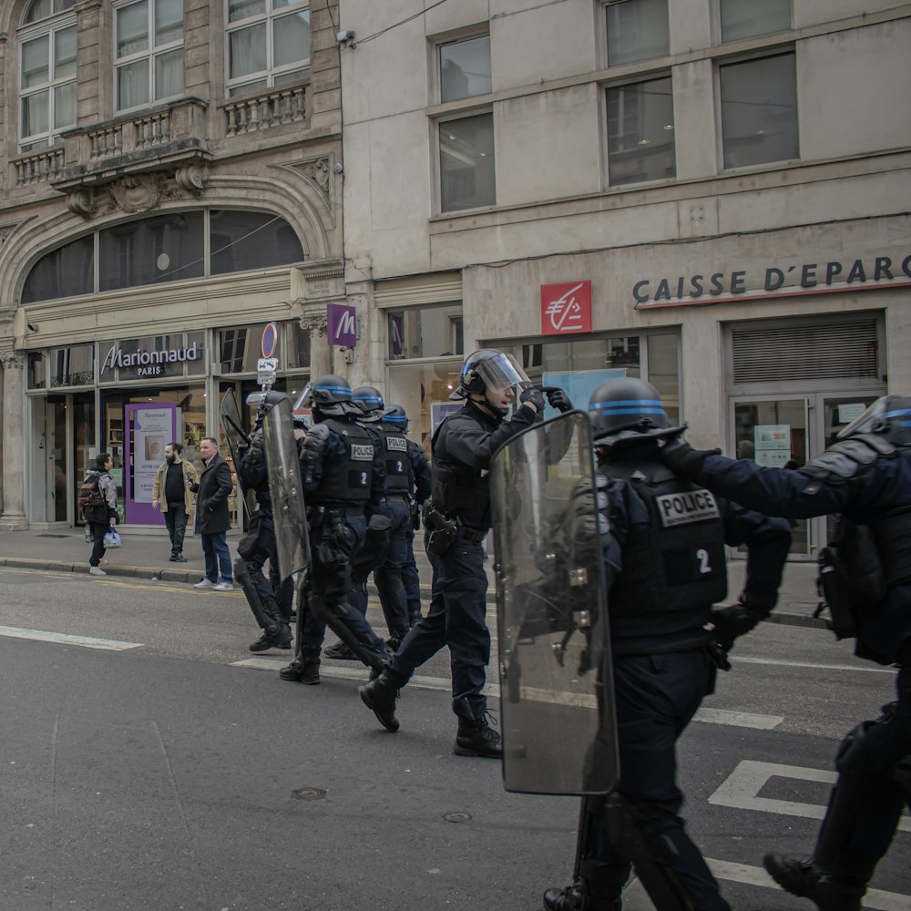 un groupe de policiers marchant dans une rue