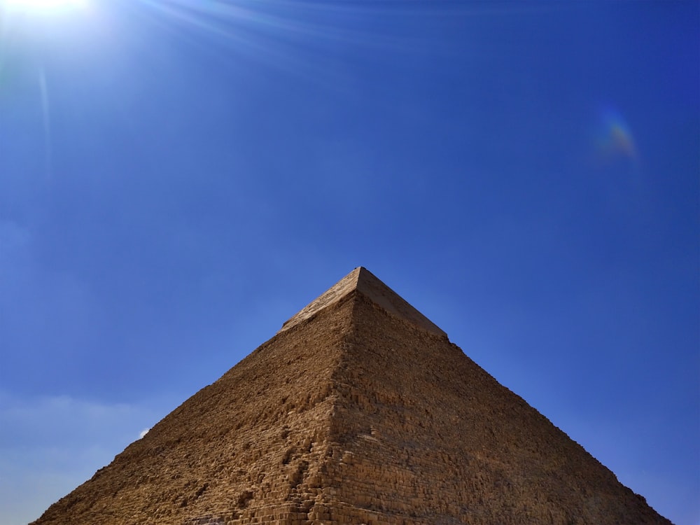 eine sehr hohe Pyramide, die mitten auf einem Feld sitzt