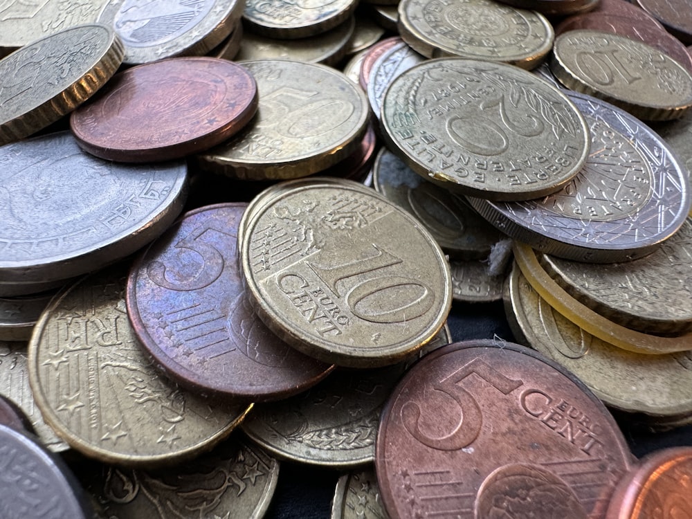 a pile of british pound coins sitting on top of each other