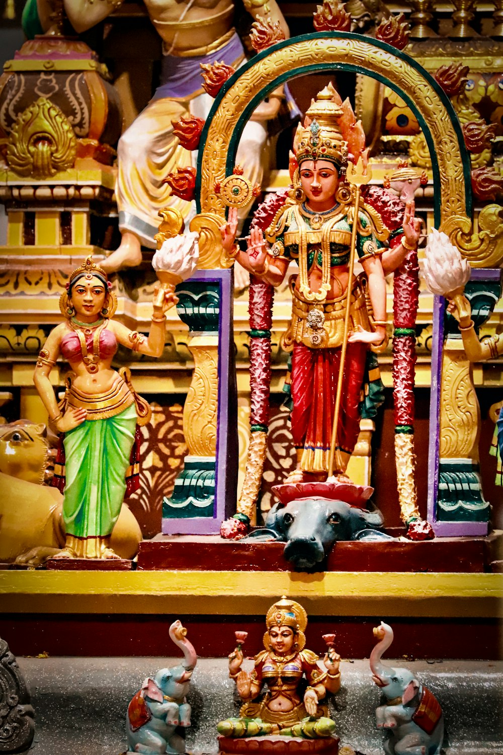 Uma estátua de um deus hindu cercada por outras estátuas