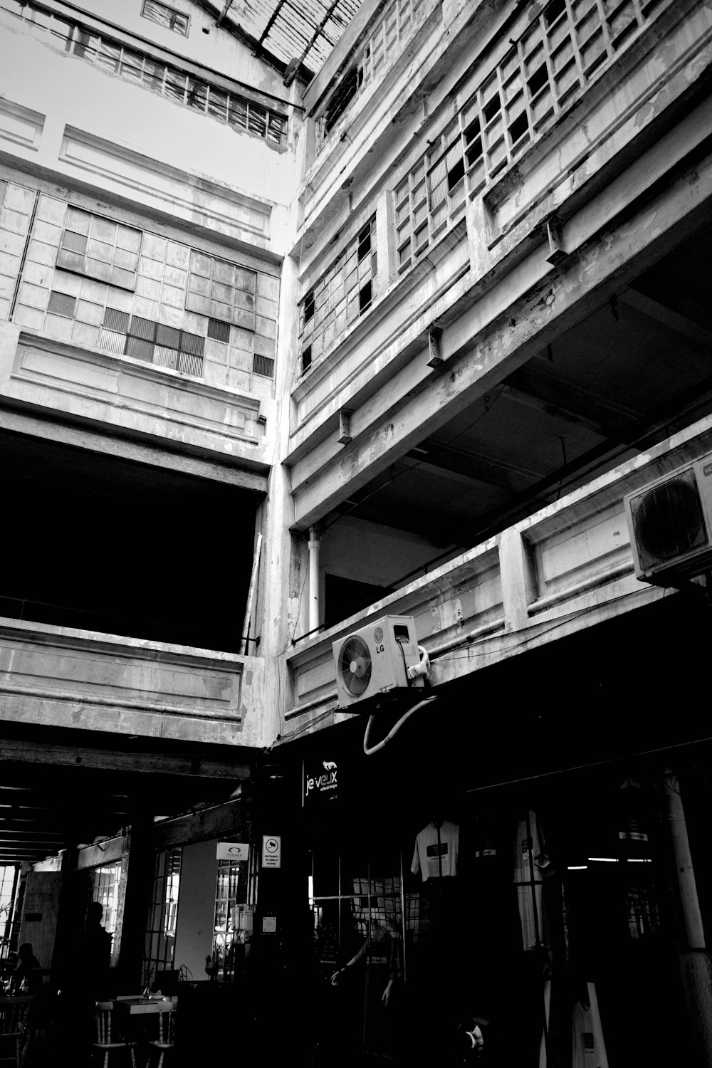 a black and white photo of a building