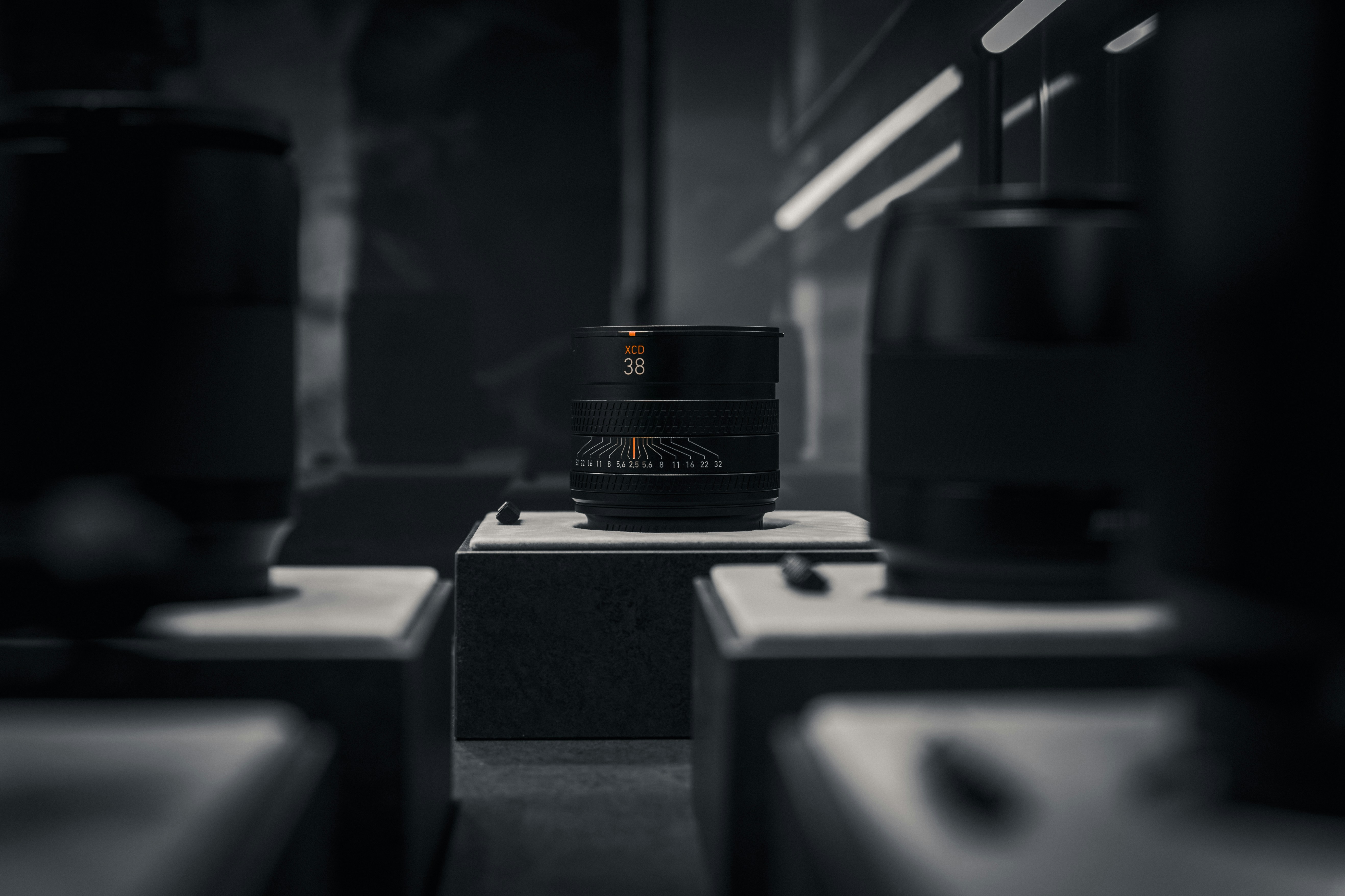 une photo en noir et blanc de l’objectif d’un appareil photo