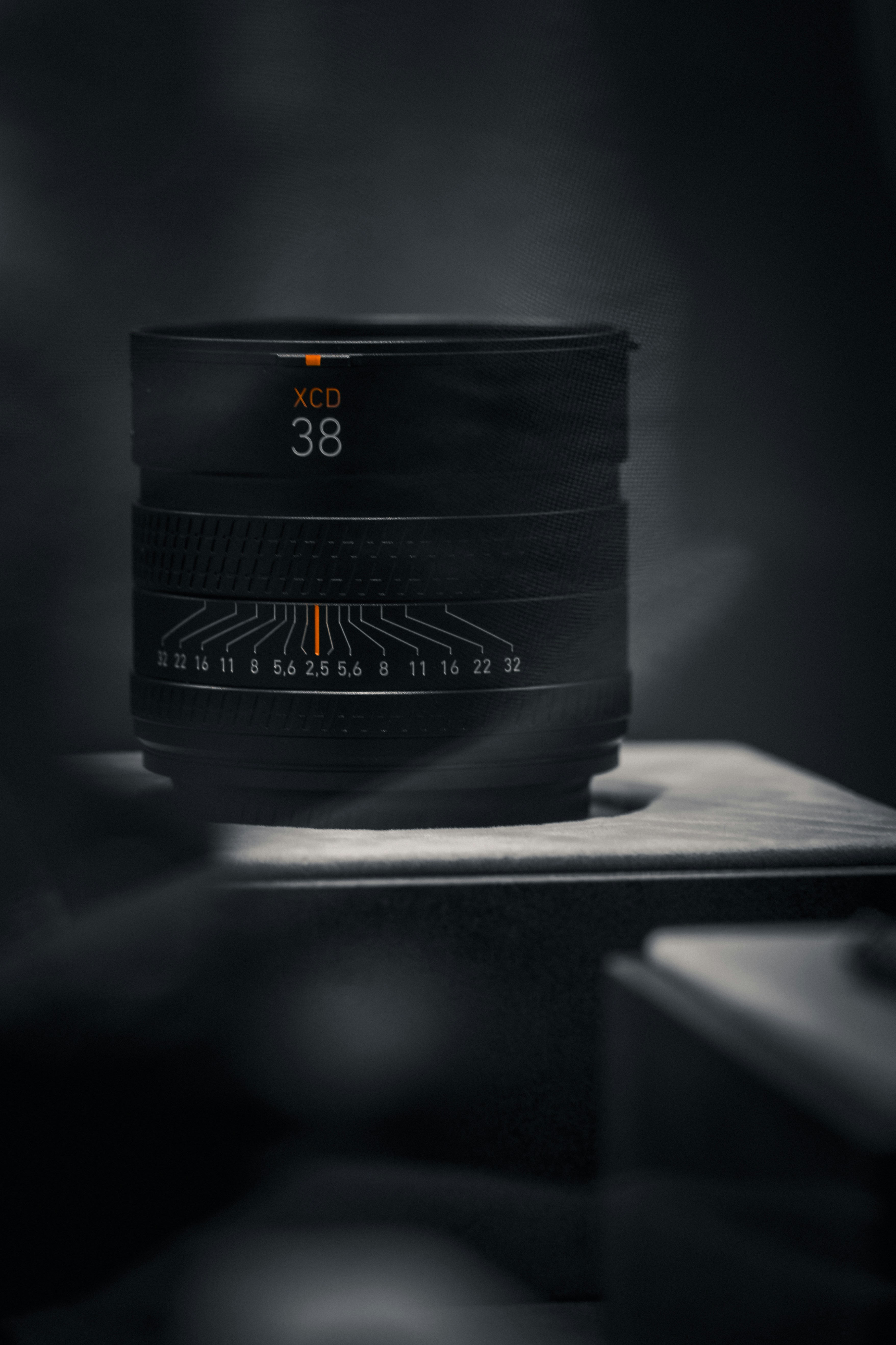 un objectif d’appareil photo posé sur une table