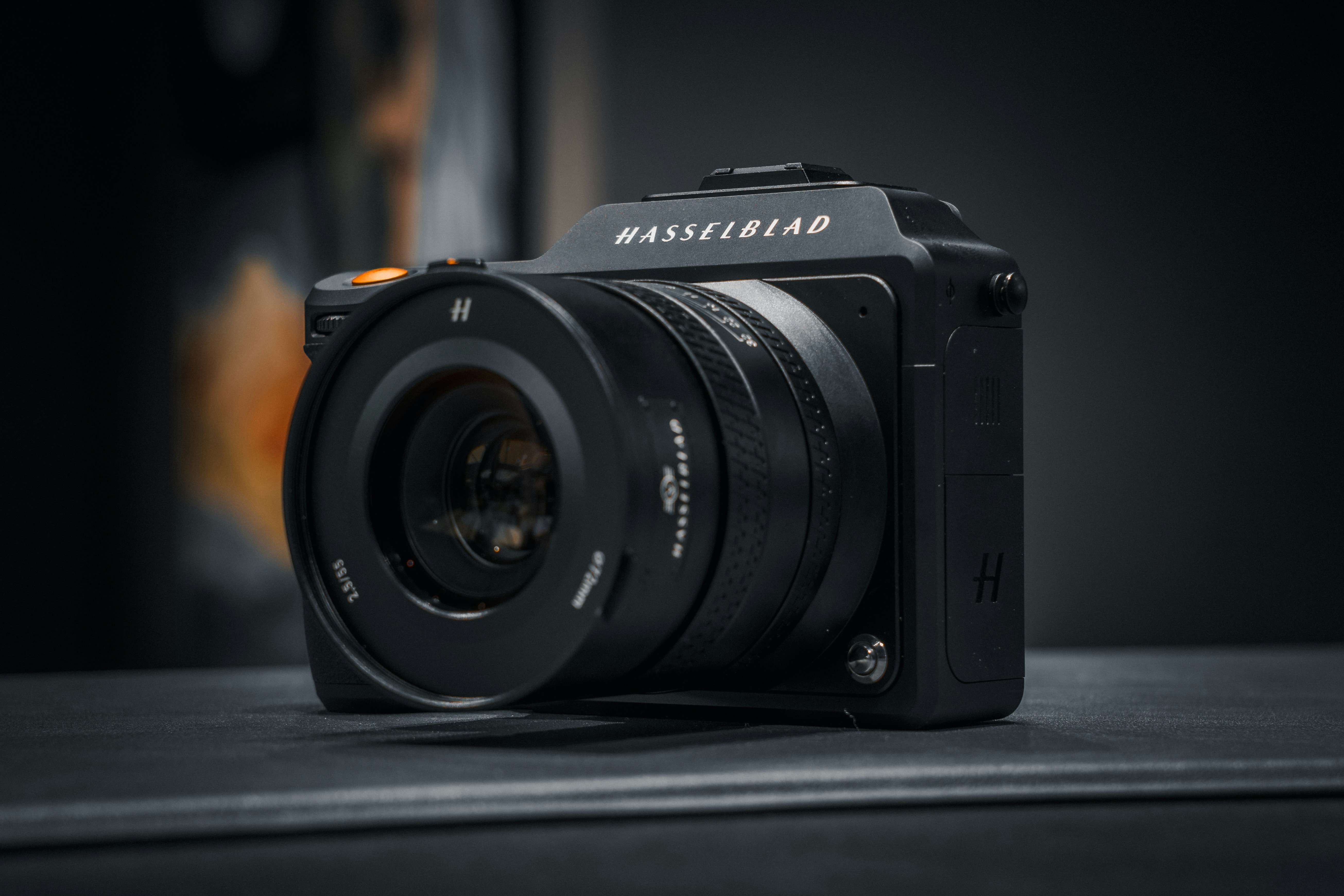 un gros plan d’une caméra sur une table