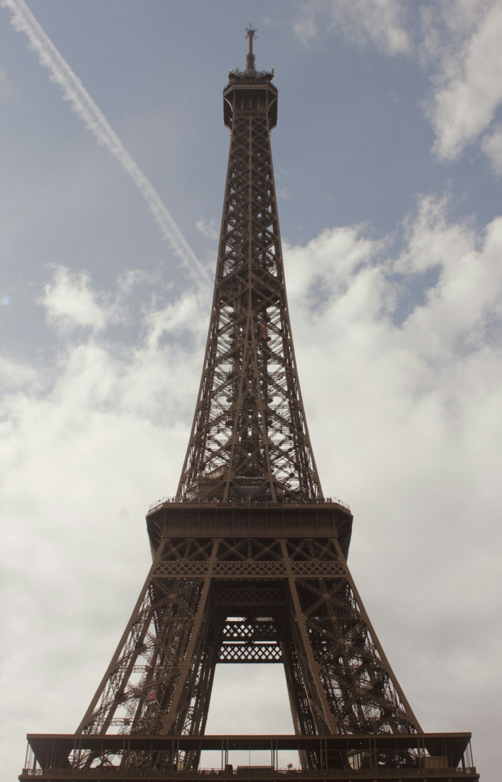 A Torre Eiffel sob um céu azul nublado