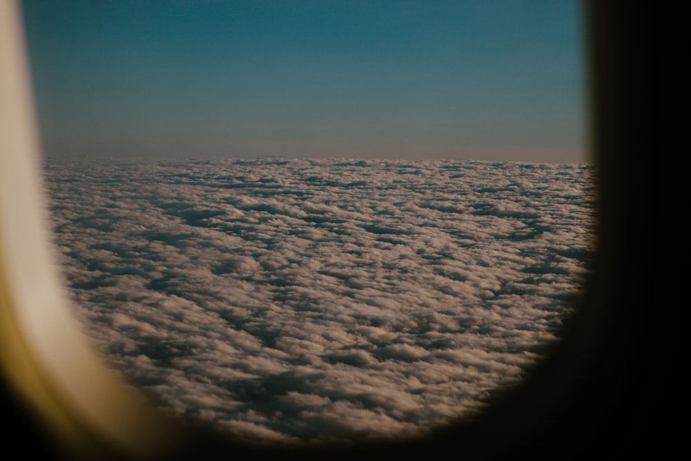 Blick auf die Wolken aus dem Flugzeugfenster