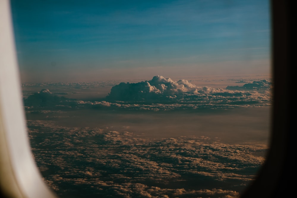 uma visão das nuvens a partir de uma janela de avião