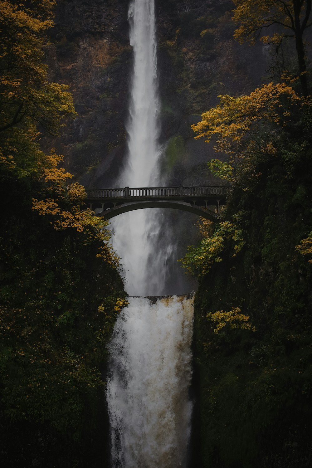 una grande cascata con un ponte sopra di essa