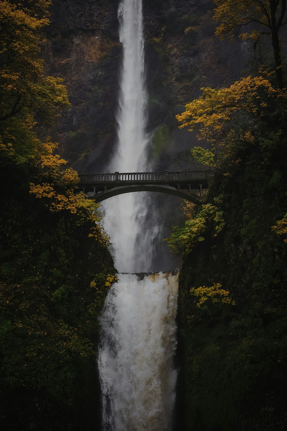 una gran cascada con un puente sobre ella