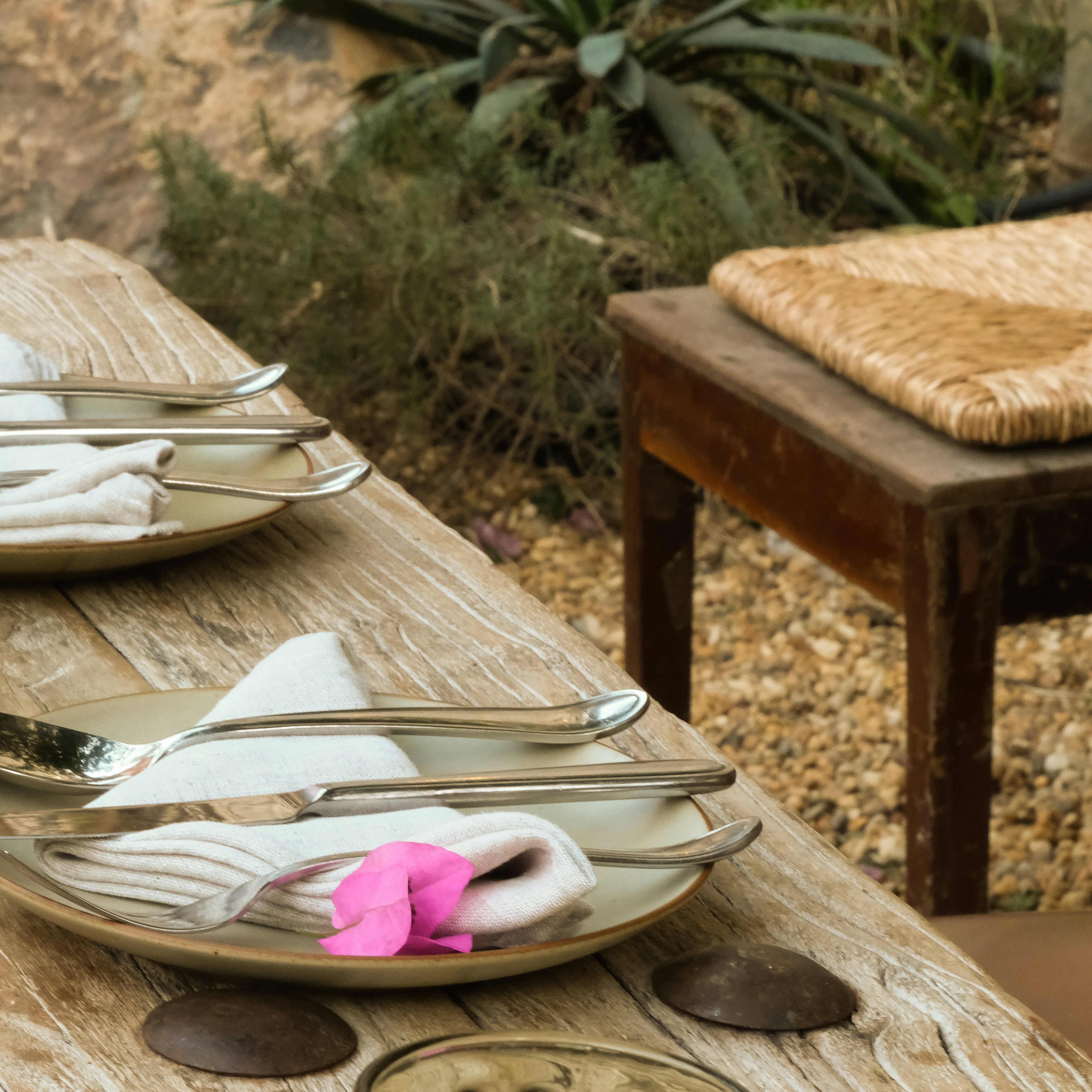 2つの皿の上に置かれた木製のテーブル