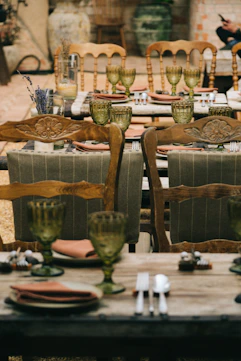 Elegant table setting with eco-friendly dishes and glassware at a rustic outdoor wedding in Albi.