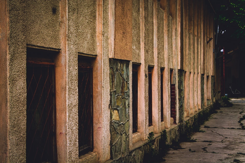 a building that has a bunch of windows on it