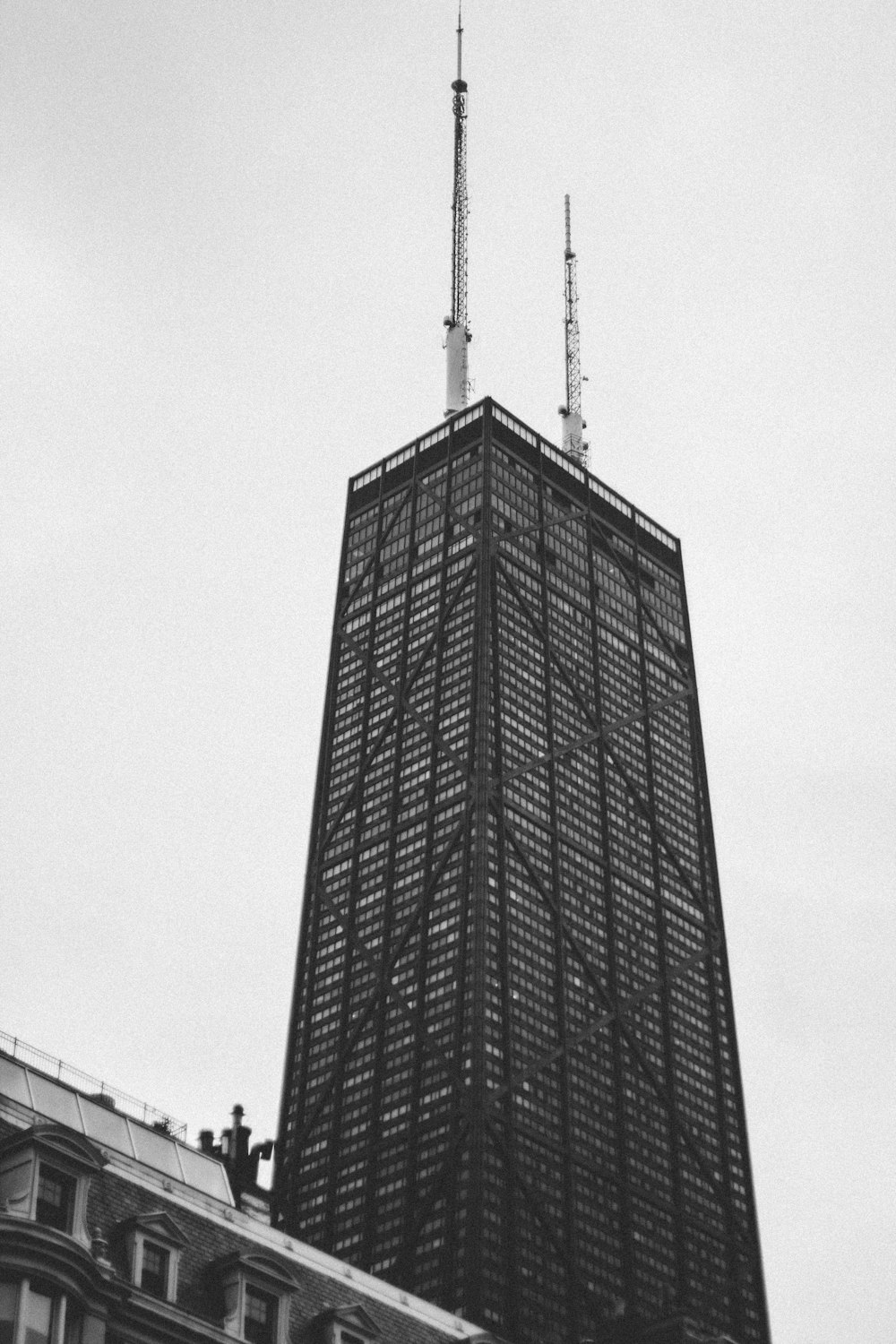 Une photo en noir et blanc d’un grand immeuble