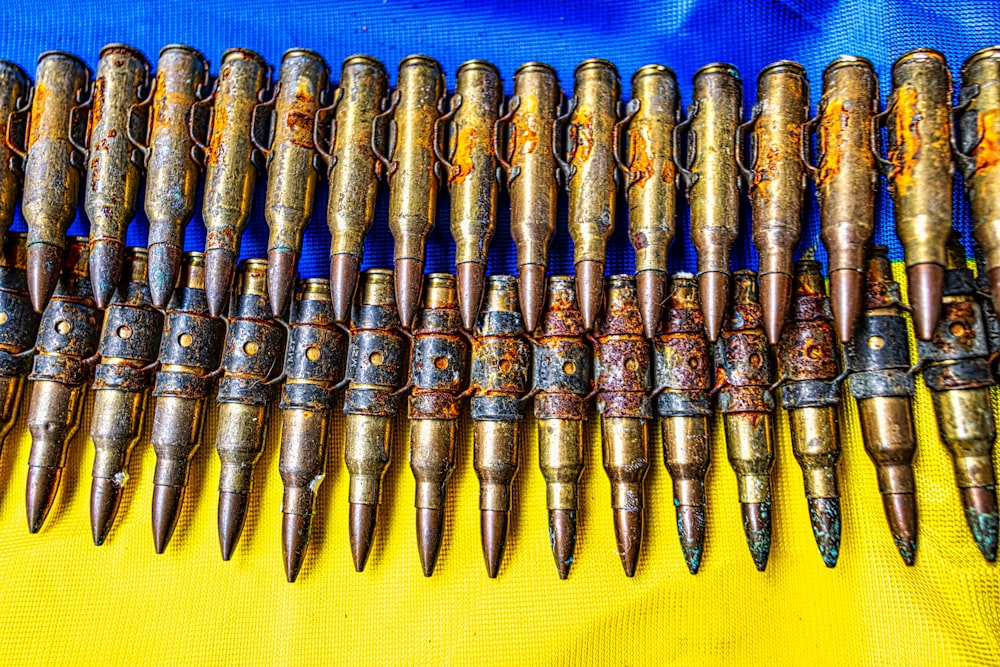 a bunch of pens that are laying on a table