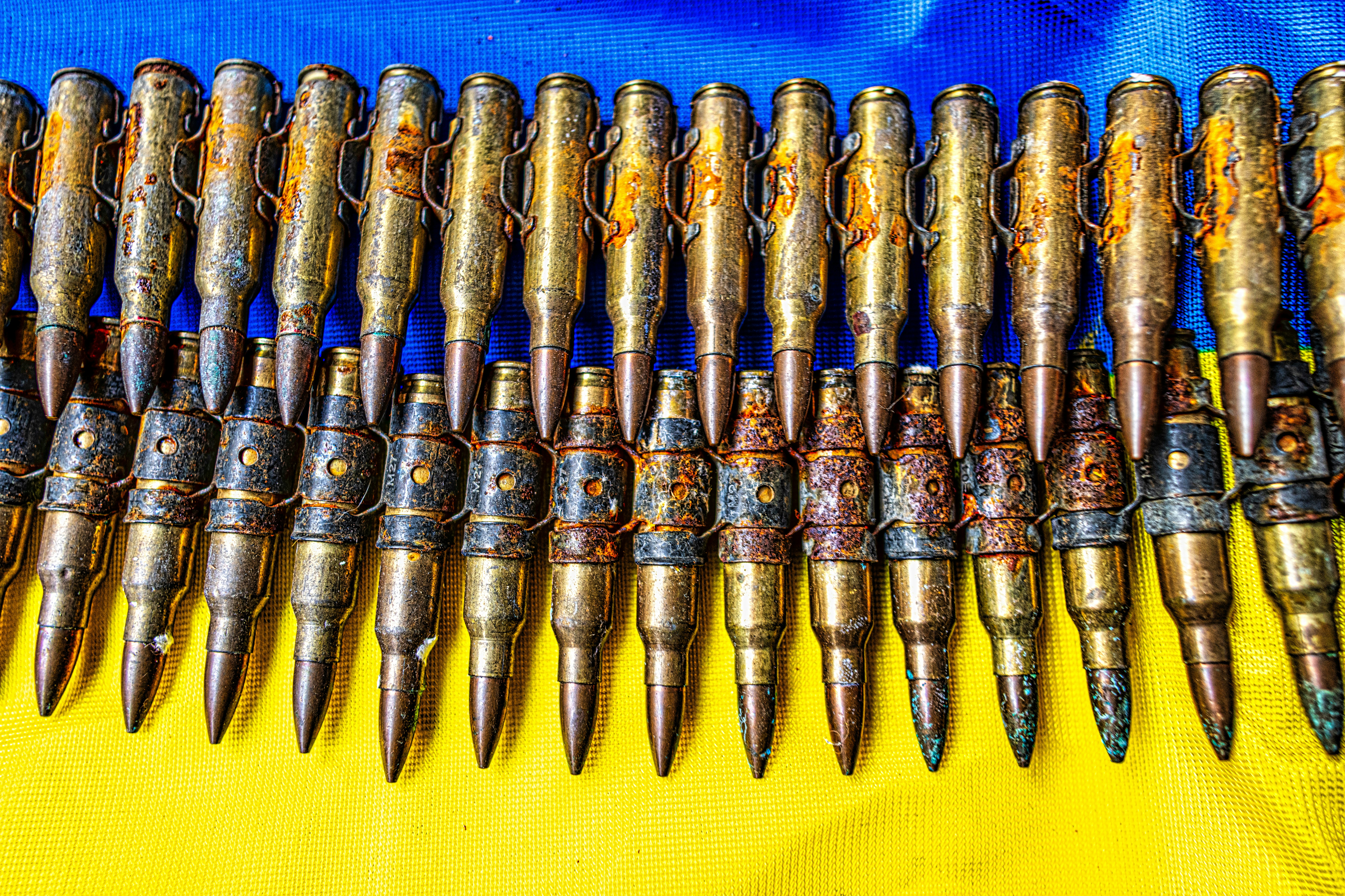 a bunch of pens that are laying on a table