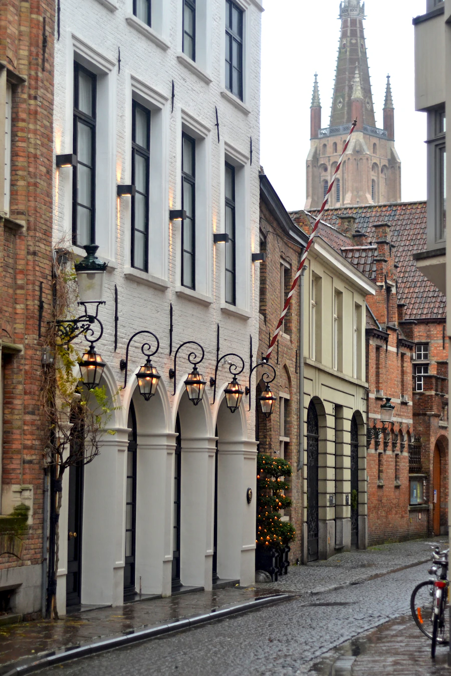 Kasseistraat met hoge gevels in een historische stad