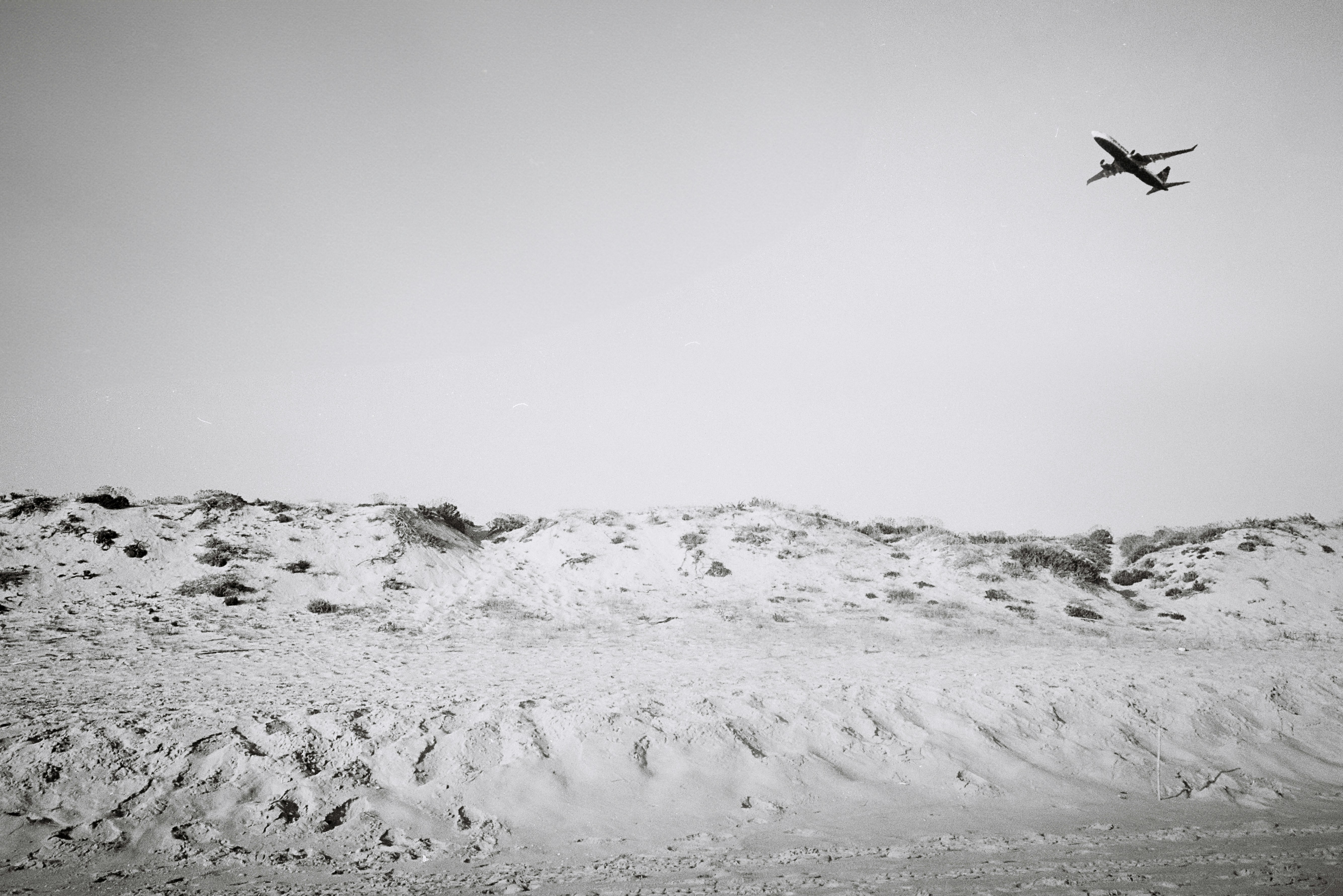 gray computer monitor