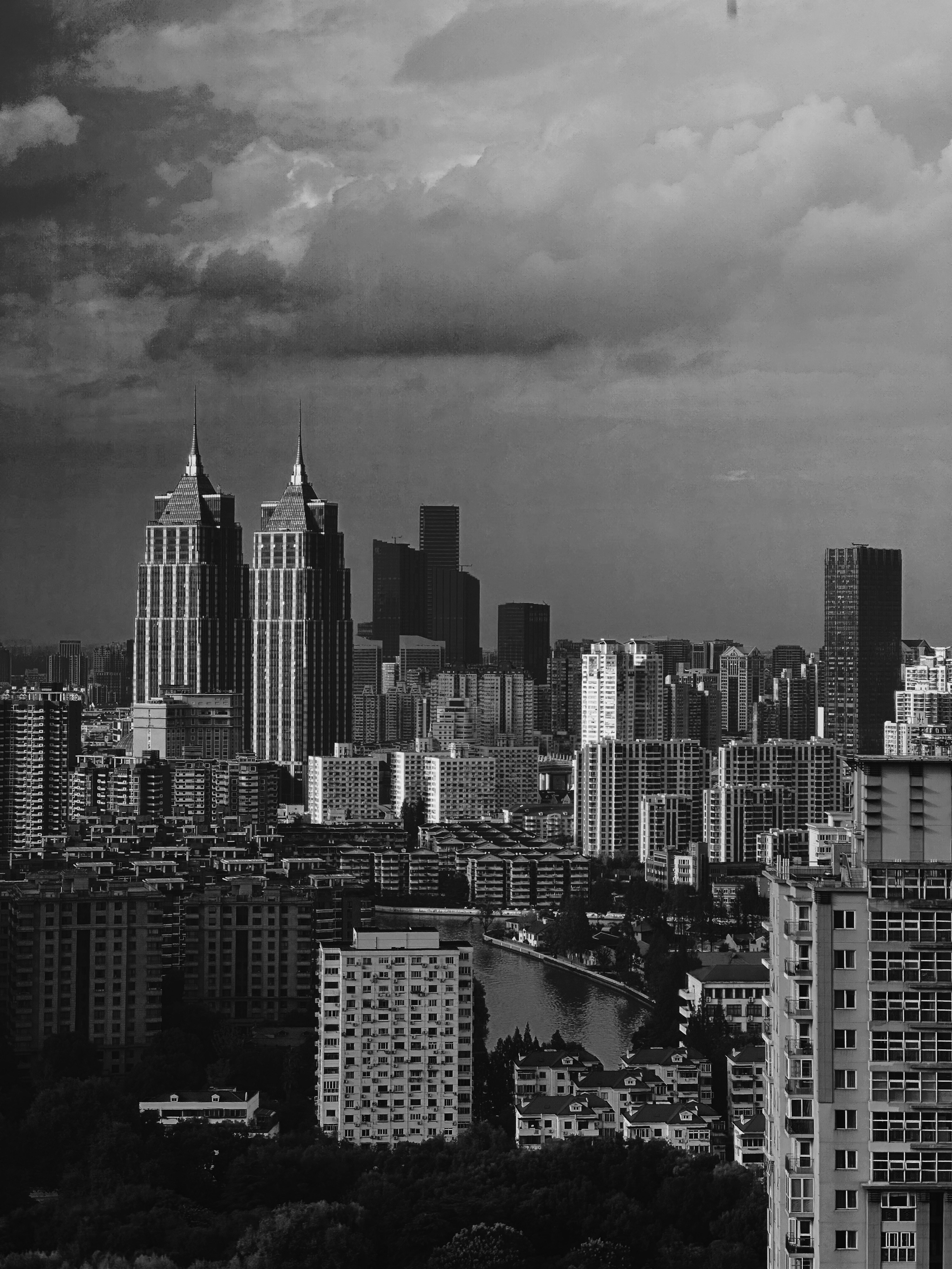 Uma foto em preto e branco de um horizonte da cidade