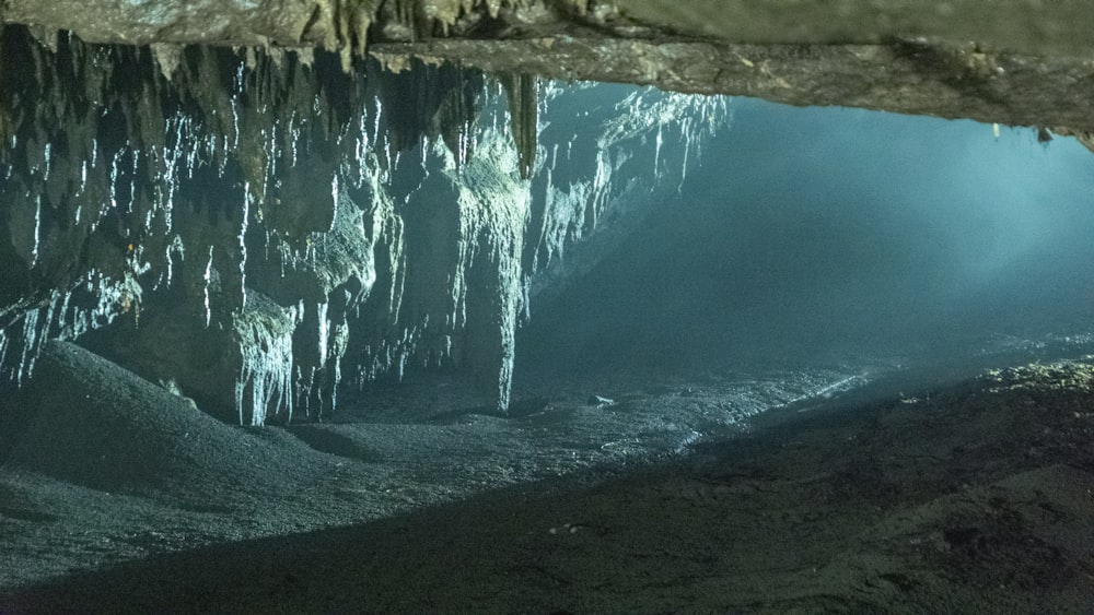 une grotte remplie de beaucoup de glace et d’eau