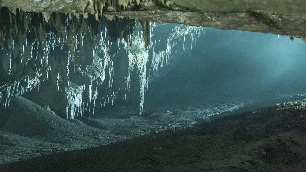 Una grotta piena di ghiaccio e acqua