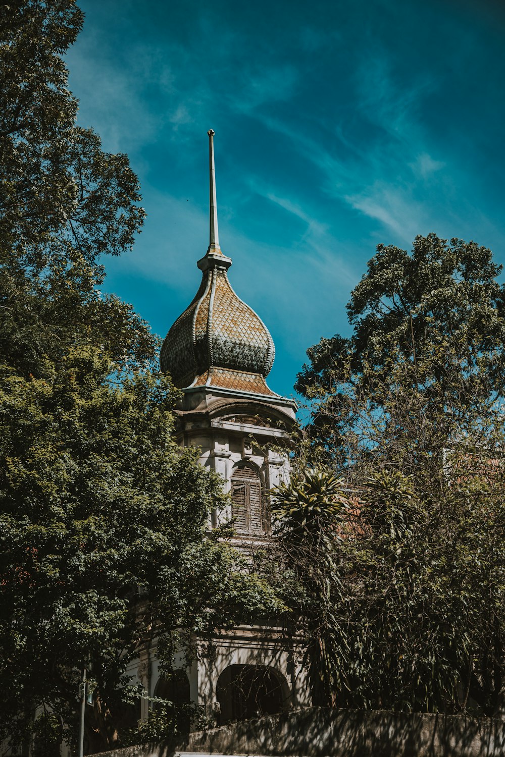 ein hoher Turm mit einer Uhr auf der Spitze