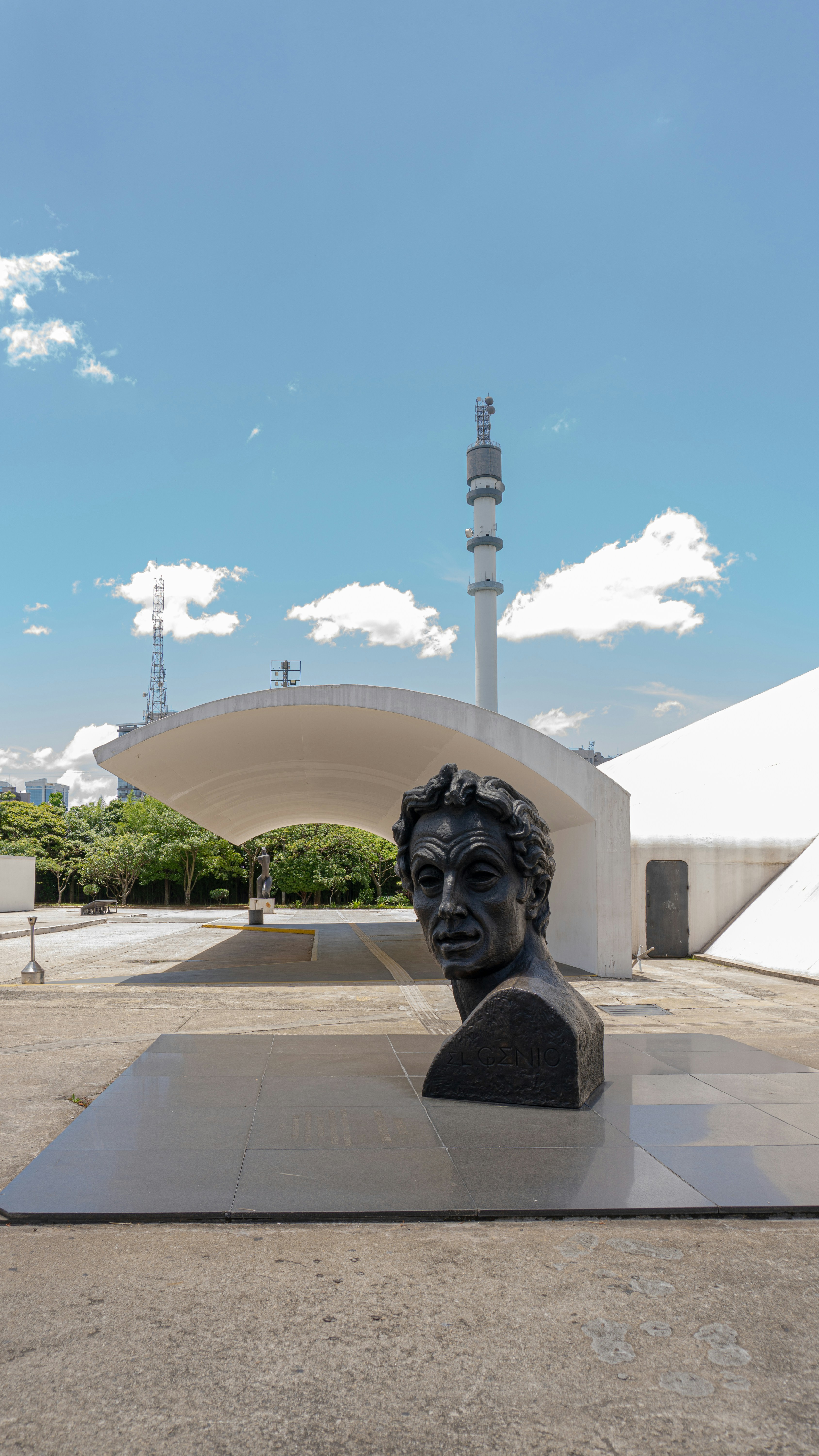 une statue d’un homme devant un bâtiment