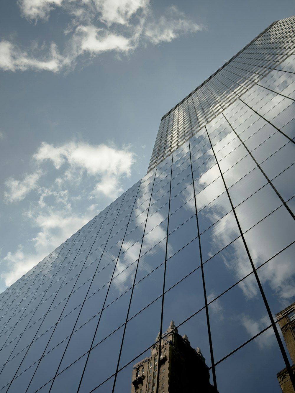 Un très grand bâtiment avec beaucoup de fenêtres