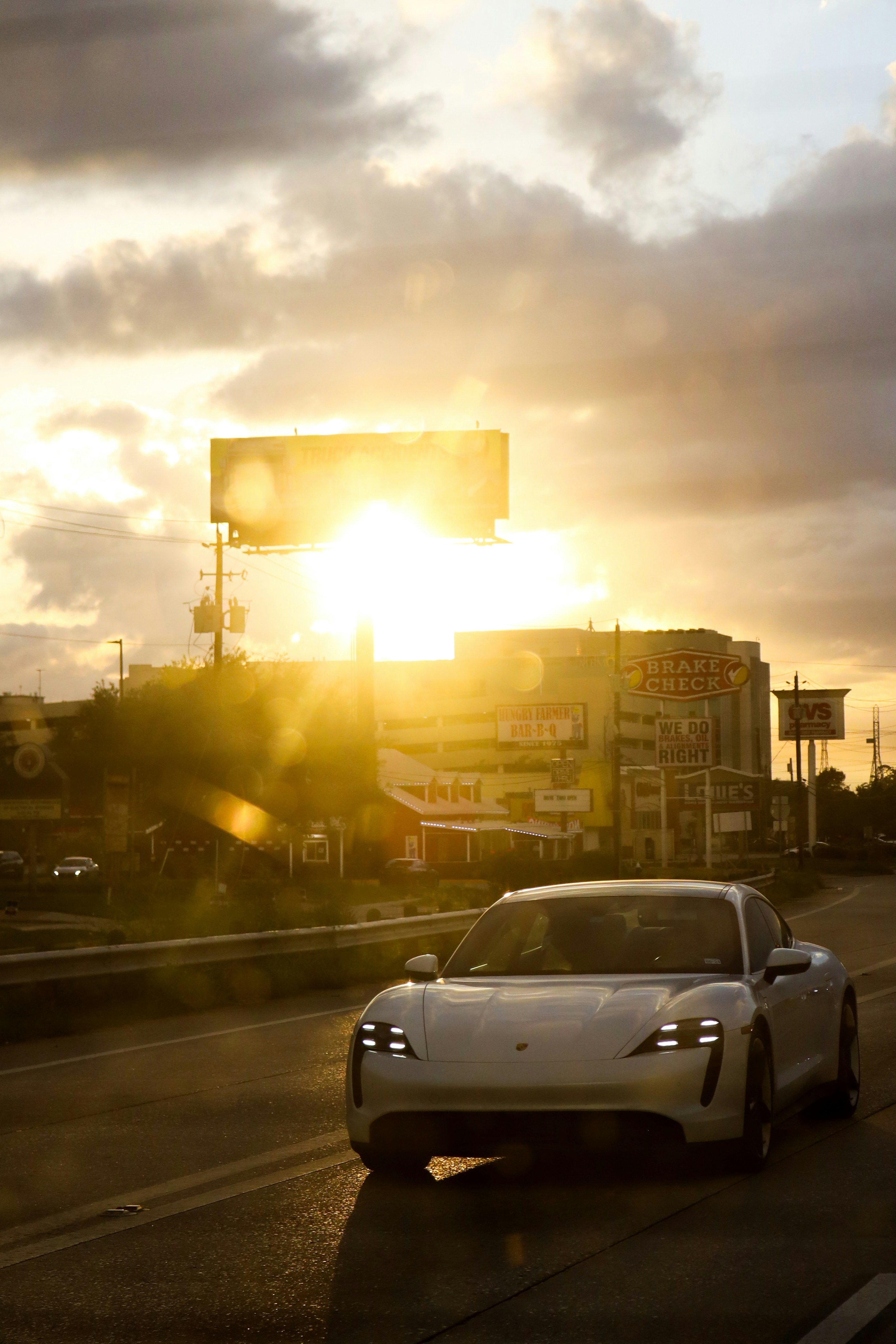ein weißer Sportwagen, der eine Straße entlangfährt