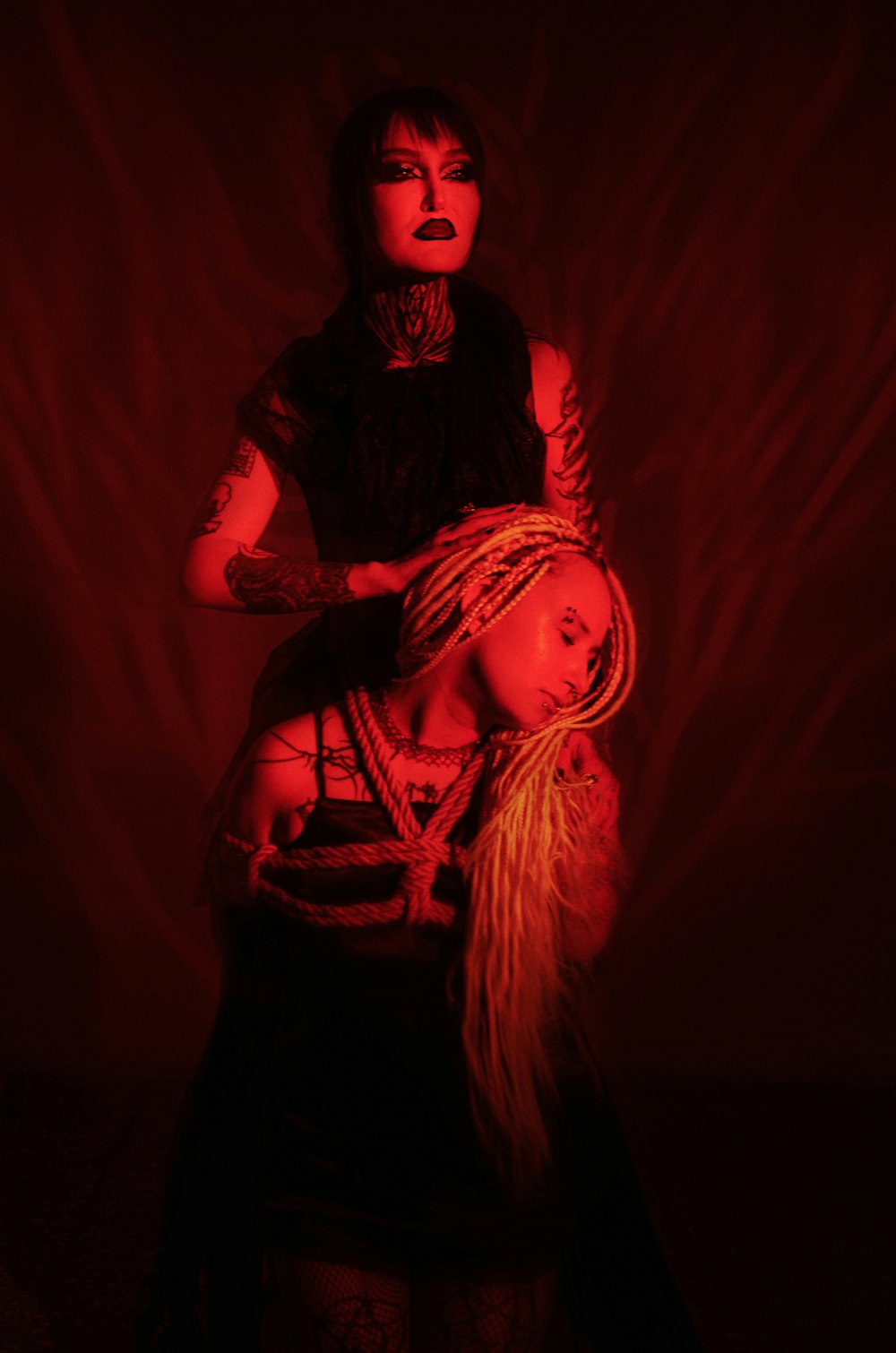 eine Frau mit einer Puppe in einem dunklen Raum
