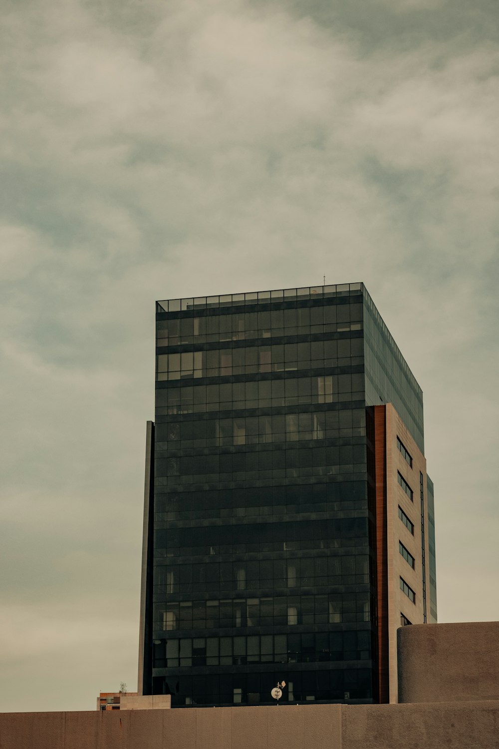 un grand bâtiment noir assis à côté d’un grand bâtiment