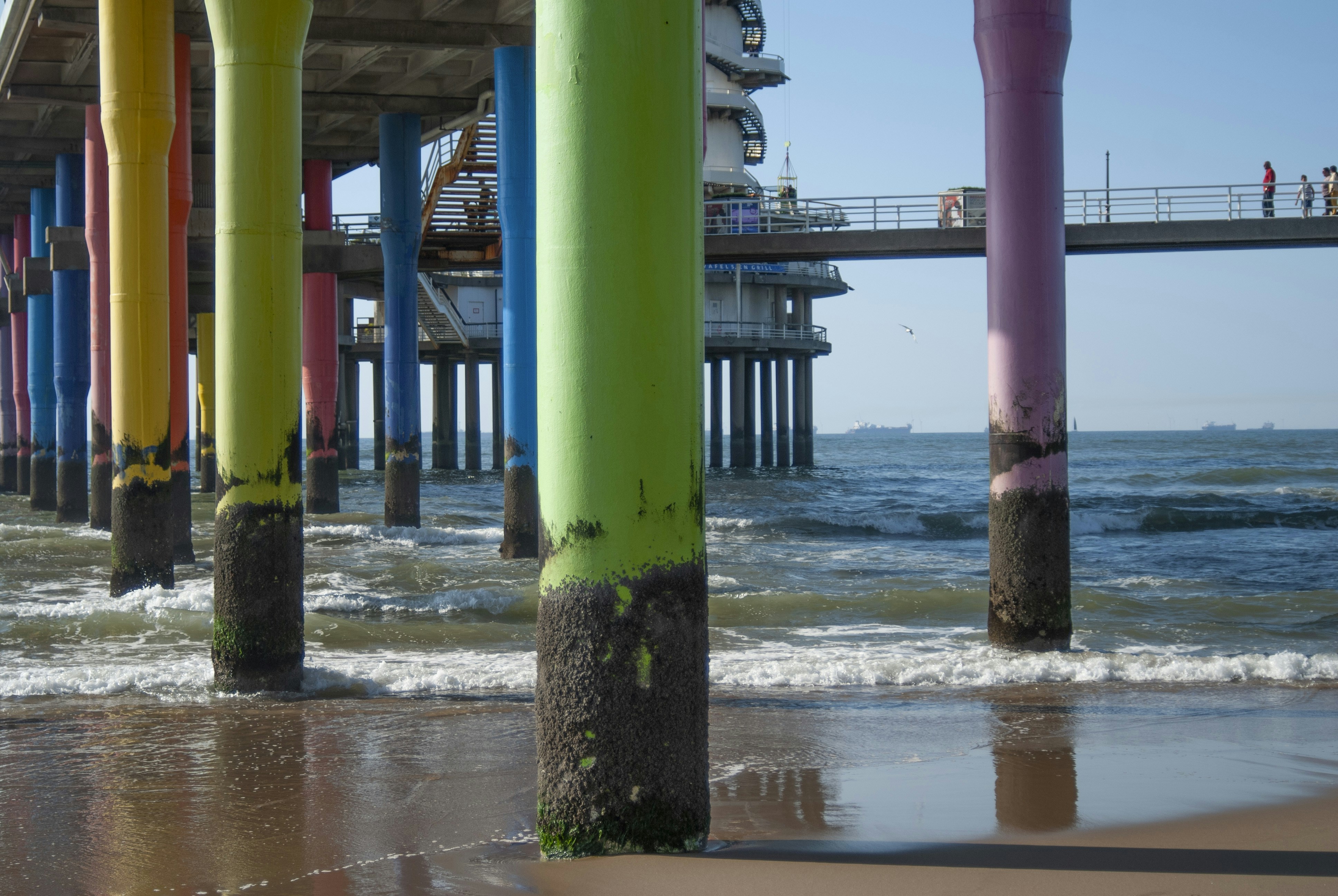 un molo che ha un mucchio di pali che spuntano da esso