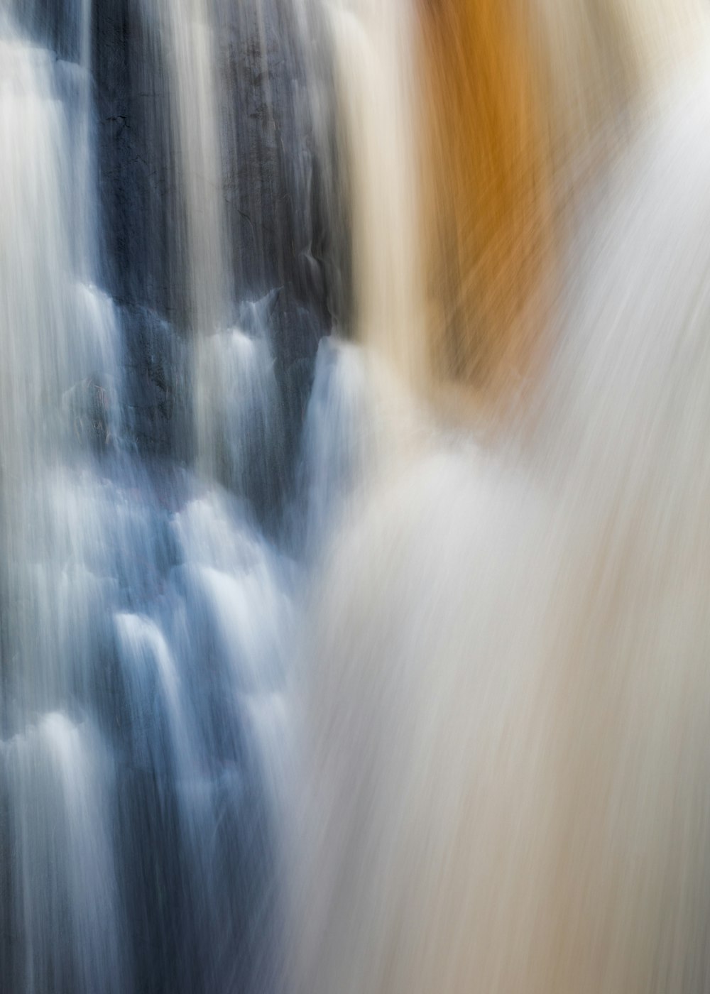 Una foto borrosa de una cascada con agua