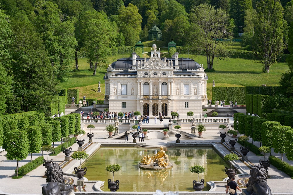 ein großes Gebäude mit einem Springbrunnen davor