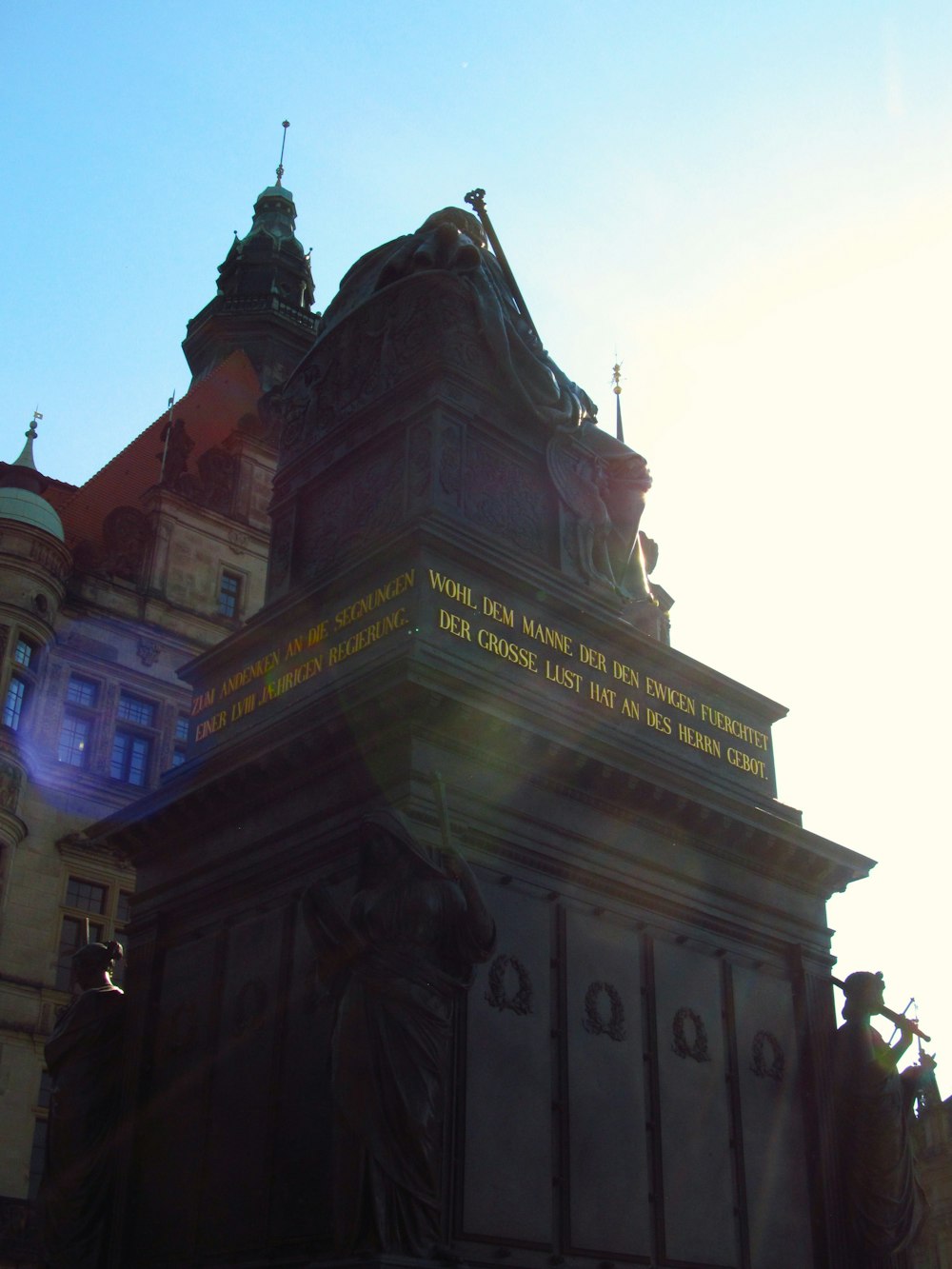 una torre del reloj con una estatua en la parte superior