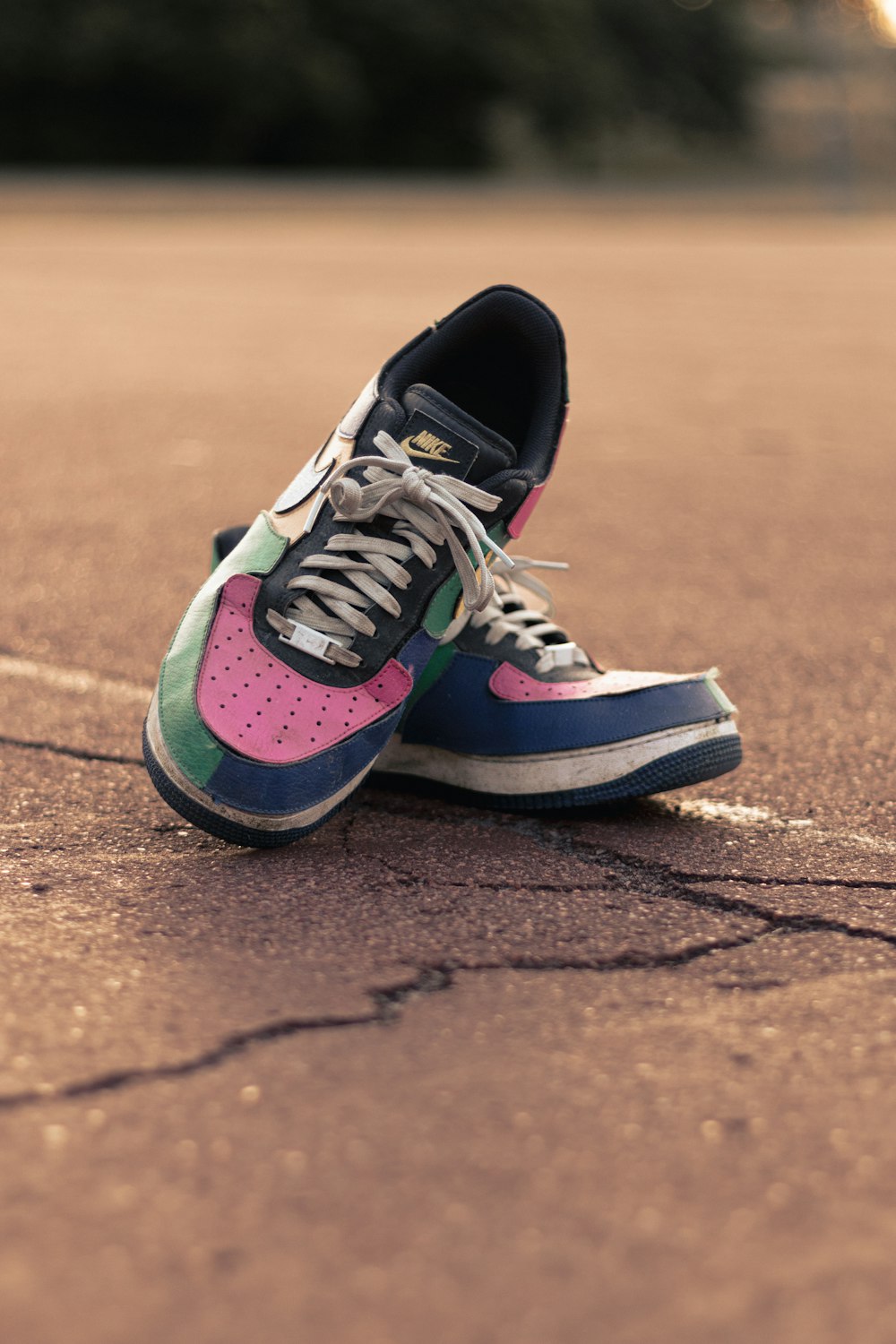 a pair of shoes sitting on top of a tennis court